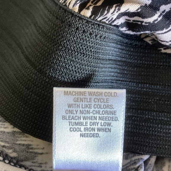 Roz & Ali Petite Women’s Wide Leg Black & Tan Slacks.  Boho Size LP. - Picture 4 of 5